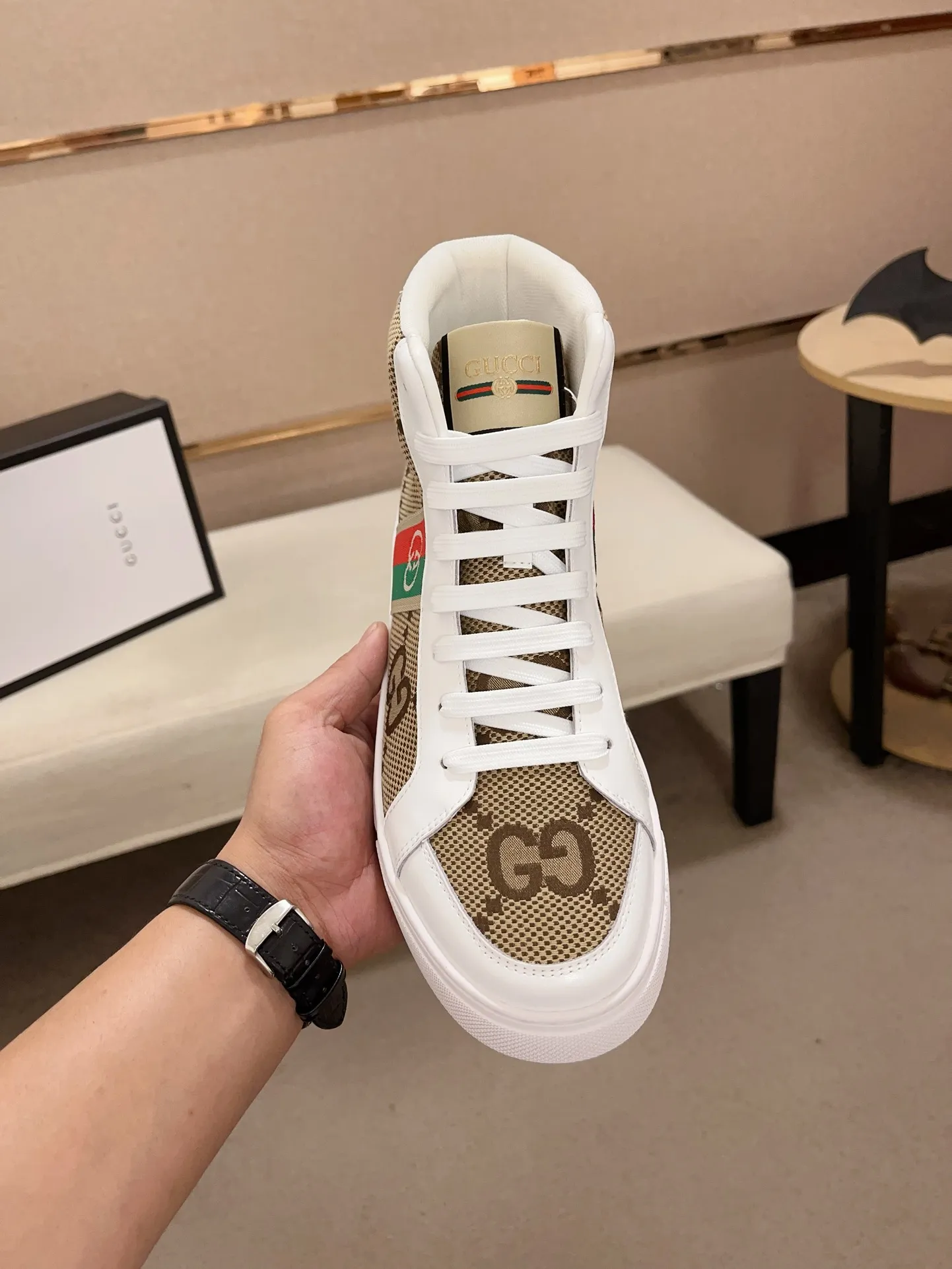 Men's shoes 💰 440 💰 High-quality new high-top GUCCI counters are on the market at the same time. The new men's shoes, 😘fabrics are selected imported cowhide, lining: sheepskin lining. 👍🏿 High-end ☄️ air-cushion molded anti-slip rubber outsole, exquisite lines, simple and elegant, comfortable and high-end for leisure travel. Code number: 38 to 44 (45 can be customized and cannot be returned or exchanged)